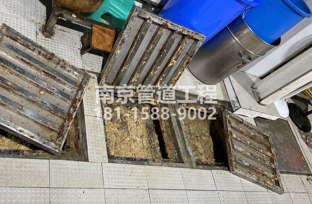 278汤山城管中队食堂隔油池清理
